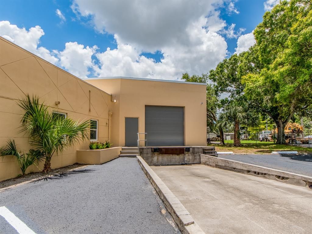Attached, Exterior, Facade, Modern
