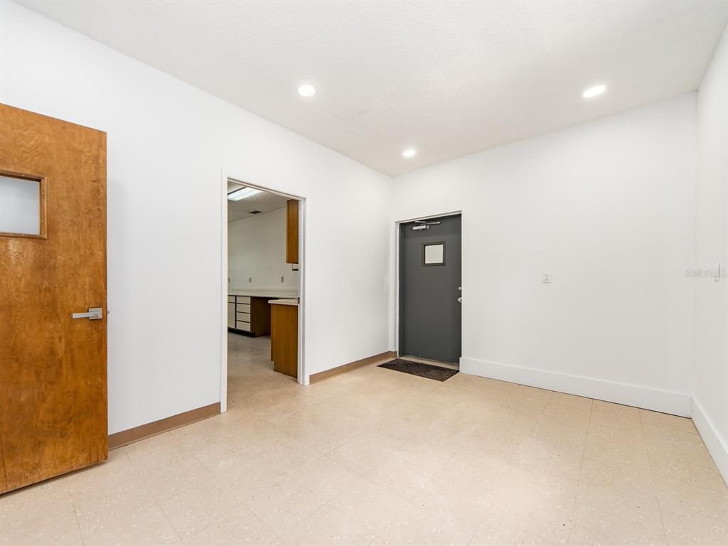 Bathroom, Empty room, Interior, Recessed Lighting