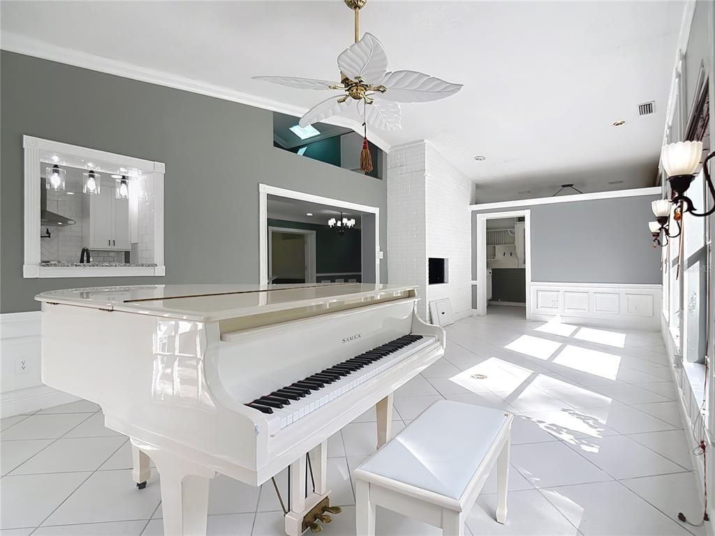 Interior, Piano