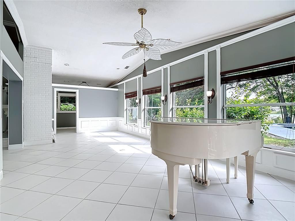 Interior, Piano