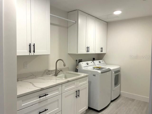 Interior, Recessed Lighting, Washer, Wood Texture Flooring