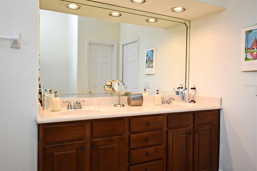 Bathroom, Dual Sink Vanities, Interior, Recessed Lighting
