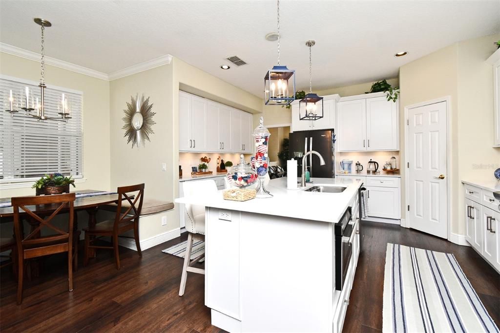 Chandelier, Dining room, Interior, Kitchen, Pendant Lights, Recessed Lighting, Wood Texture Flooring