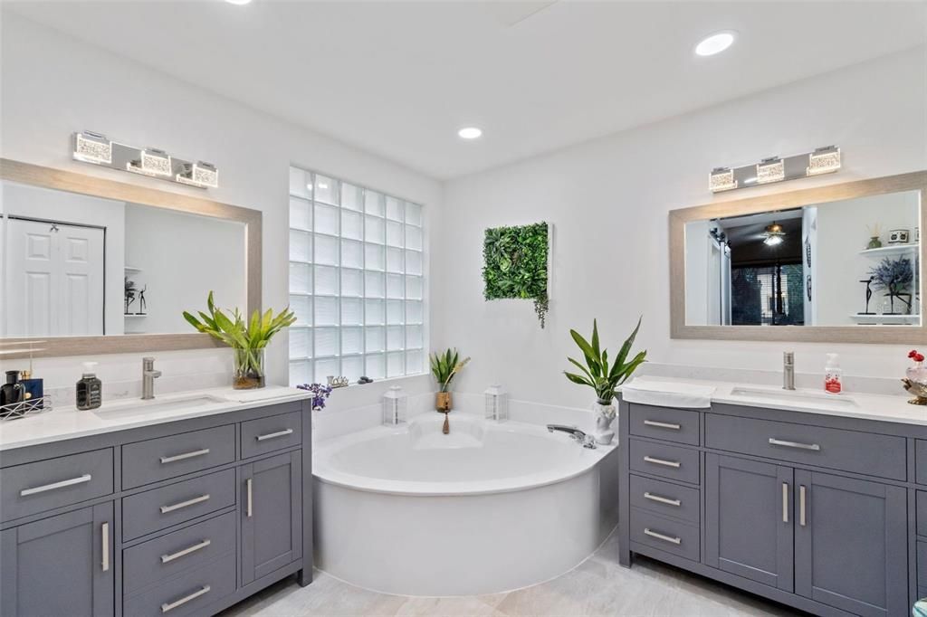 Bathroom, Dual Sink Vanities, Interior, Recessed Lighting