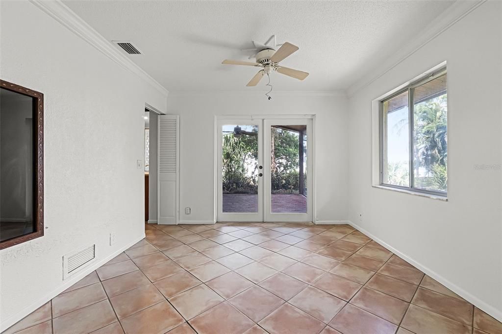 Empty room, Interior