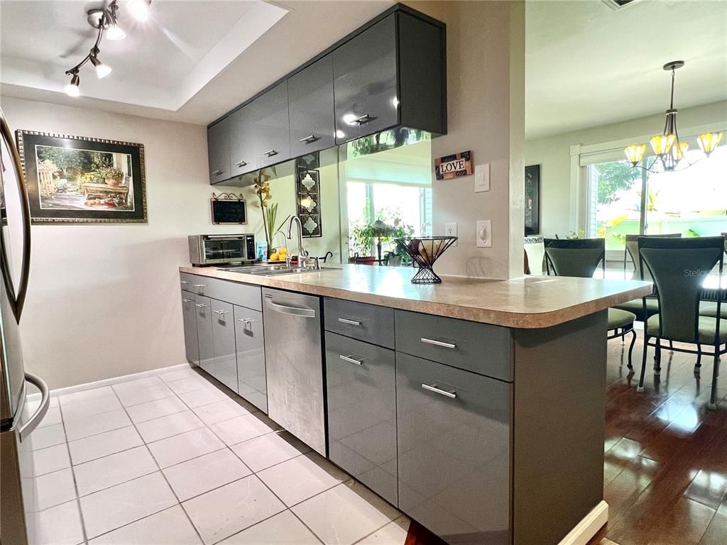 Chandelier, Dining room, Interior, Kitchen, Stainless Steel Appliances