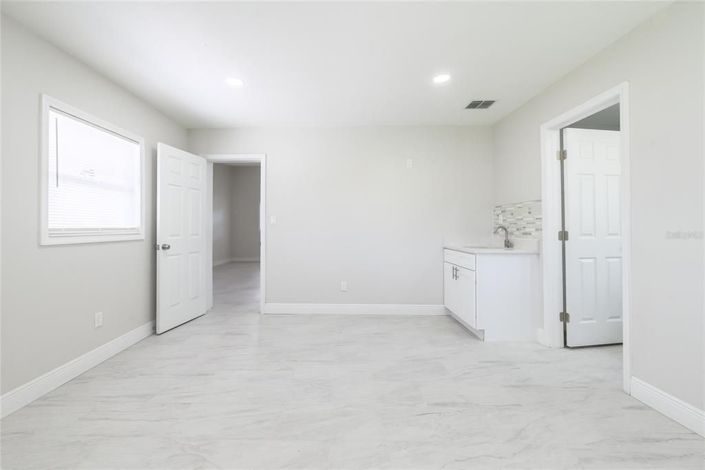 Empty room, Interior, Marble, Recessed Lighting, Washer