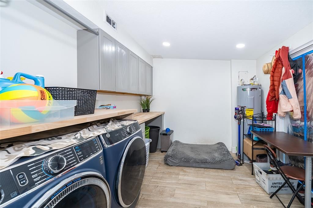 Interior, Recessed Lighting, Washer, Wood Texture Flooring