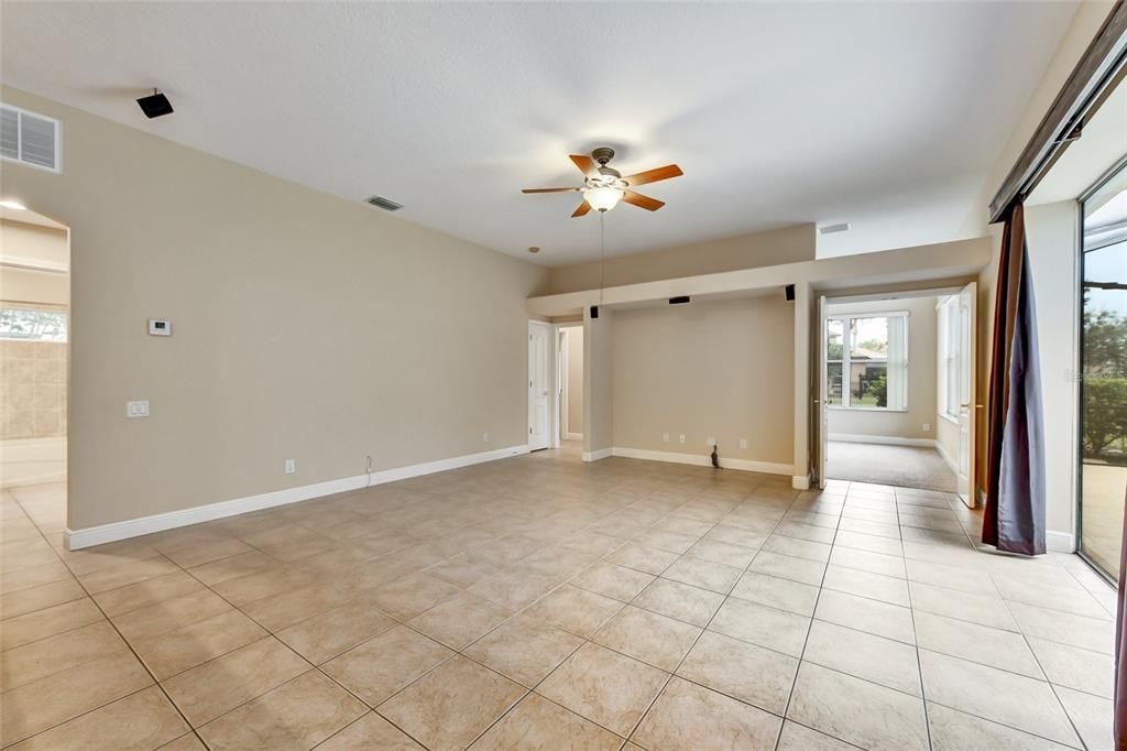 Empty room, Interior