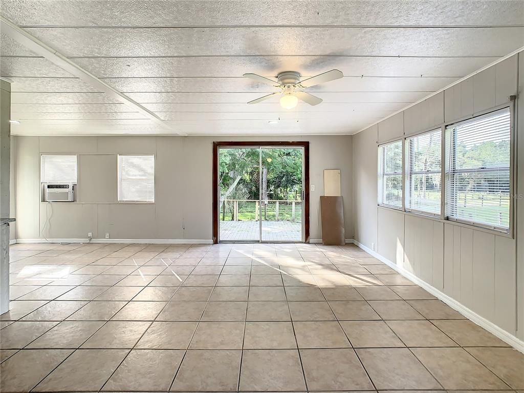 Empty room, Interior