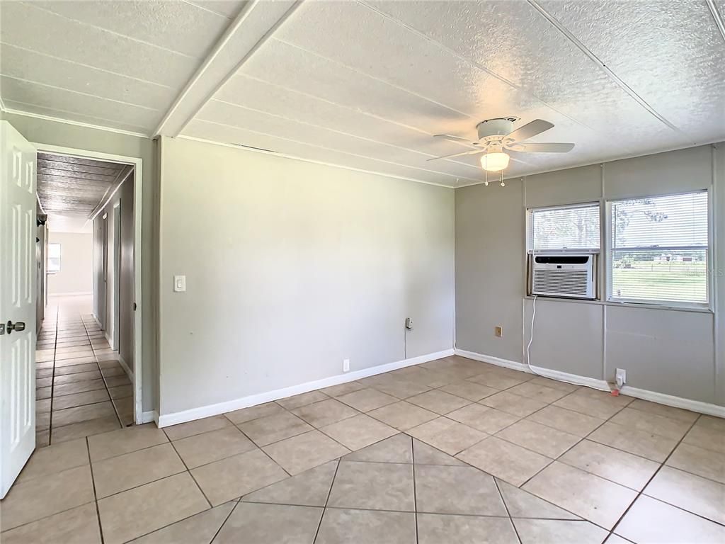 Empty room, Interior