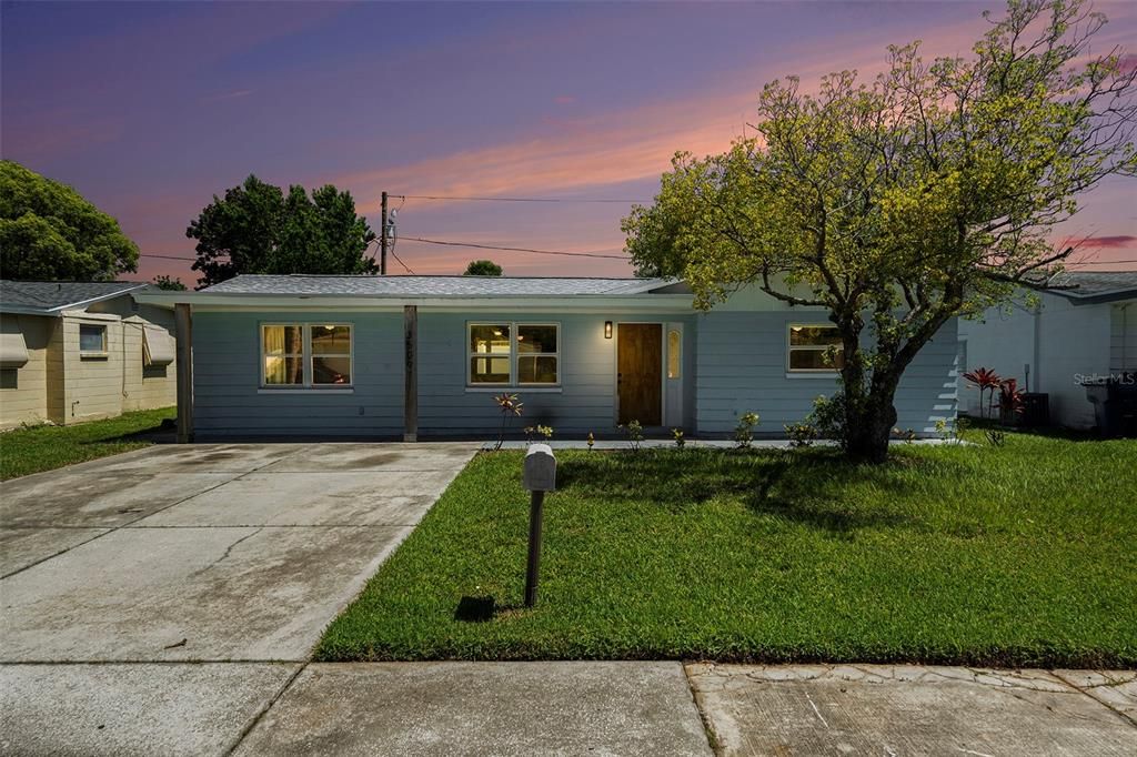 Exterior, Facade, Ranch