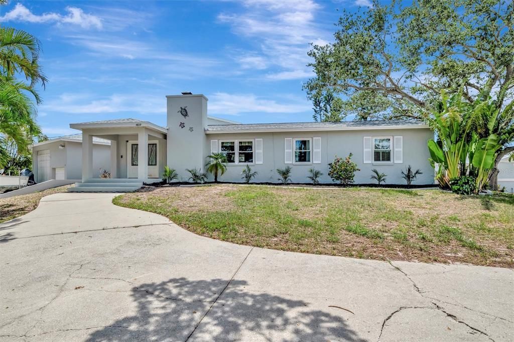 Exterior, Facade, Ranch