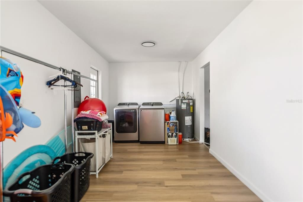 Interior, Recessed Lighting, Washer, Wood Texture Flooring