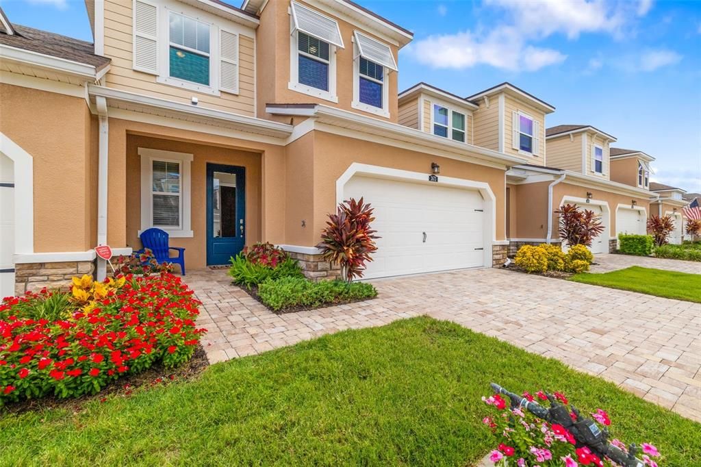 Attached, Exterior, Facade, Rowhouse