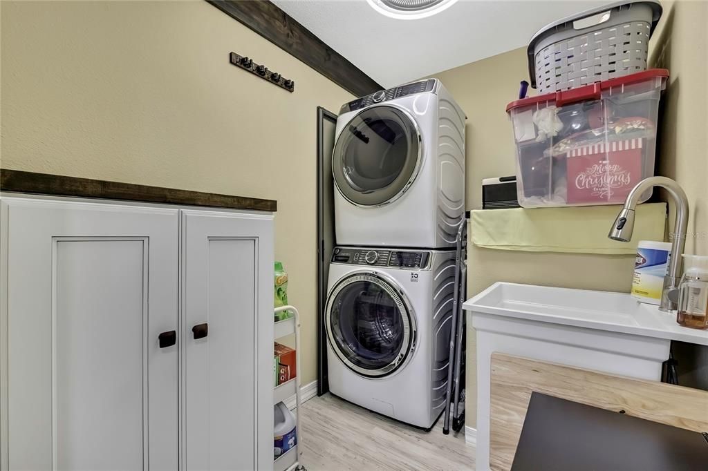Interior, Washer, Wood Texture Flooring