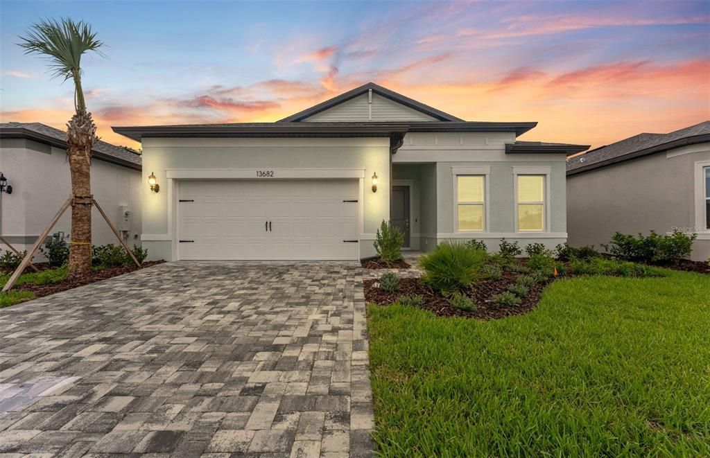 Attached, Exterior, Facade, Ranch