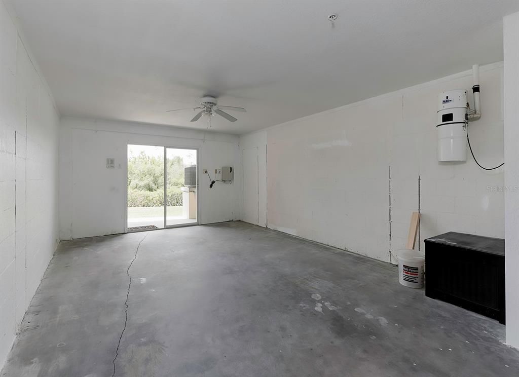 Empty room, Interior