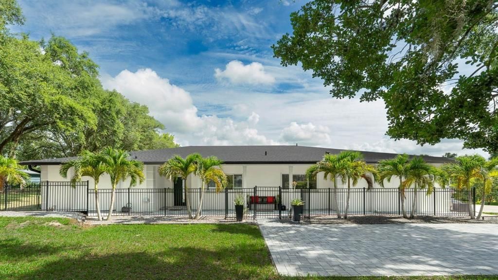 Exterior, Facade, Ranch