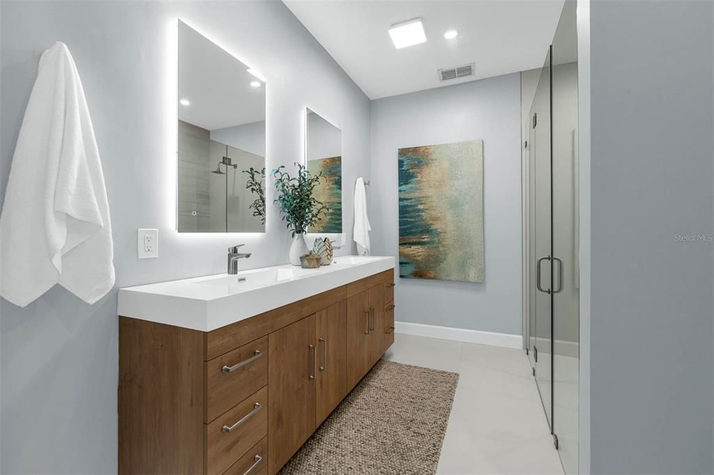 Bathroom, Dual Sink Vanities, Interior, Recessed Lighting