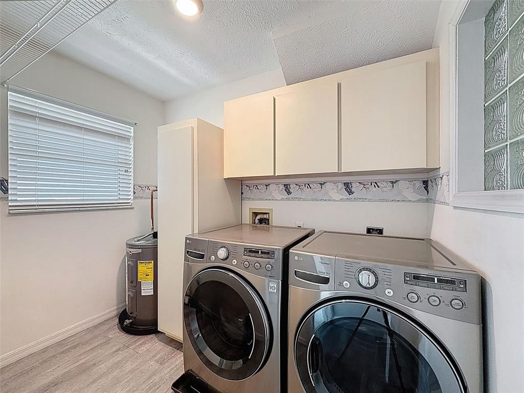 Interior, Recessed Lighting, Washer, Wood Texture Flooring