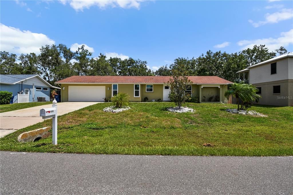 Attached, Exterior, Facade, Ranch