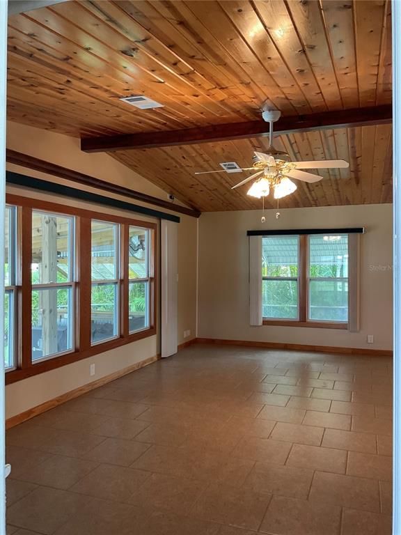 Empty room, Interior, Wooden Beams, Wooden Ceilings