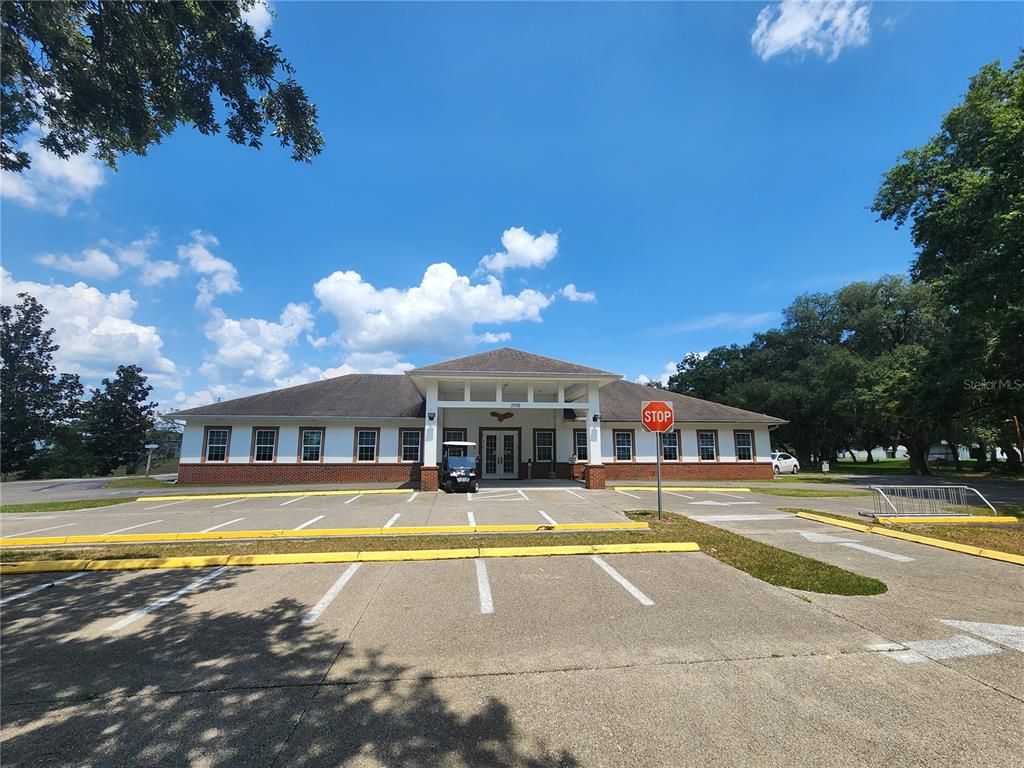 Exterior, Facade, Ranch