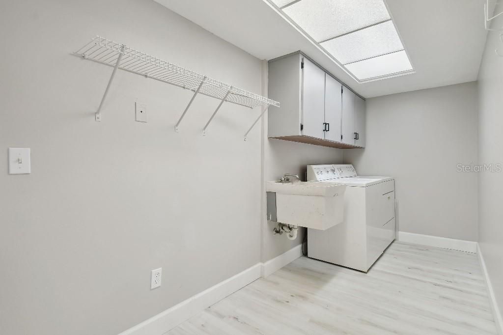 Interior, Washer, Wood Texture Flooring
