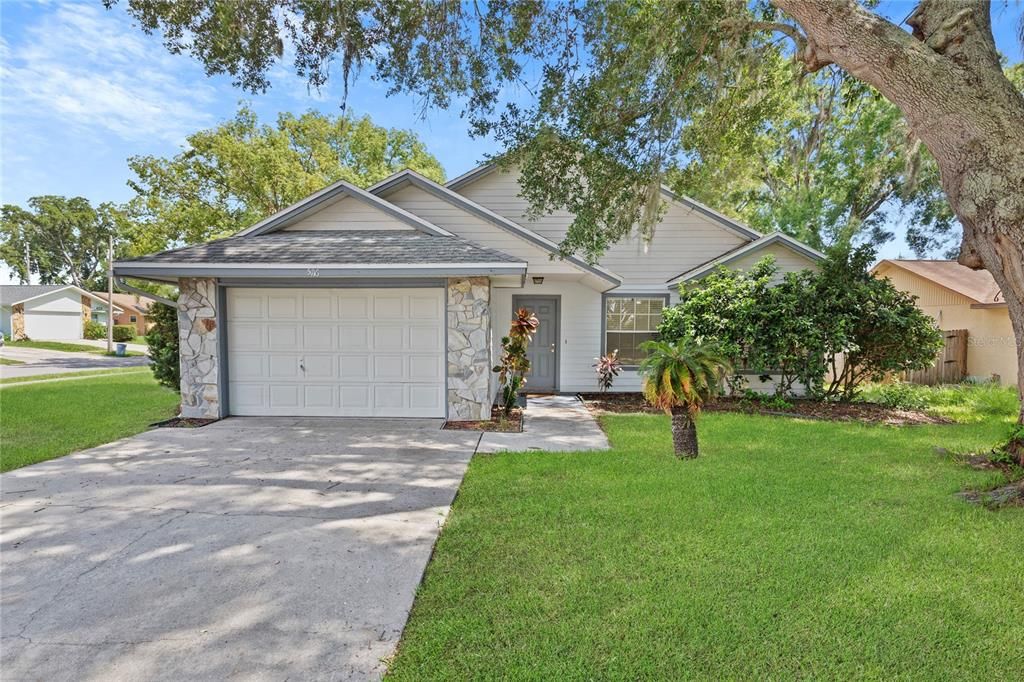 Attached, Exterior, Facade, Ranch