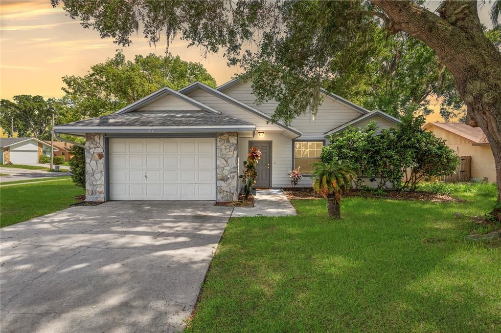Attached, Exterior, Facade, Ranch