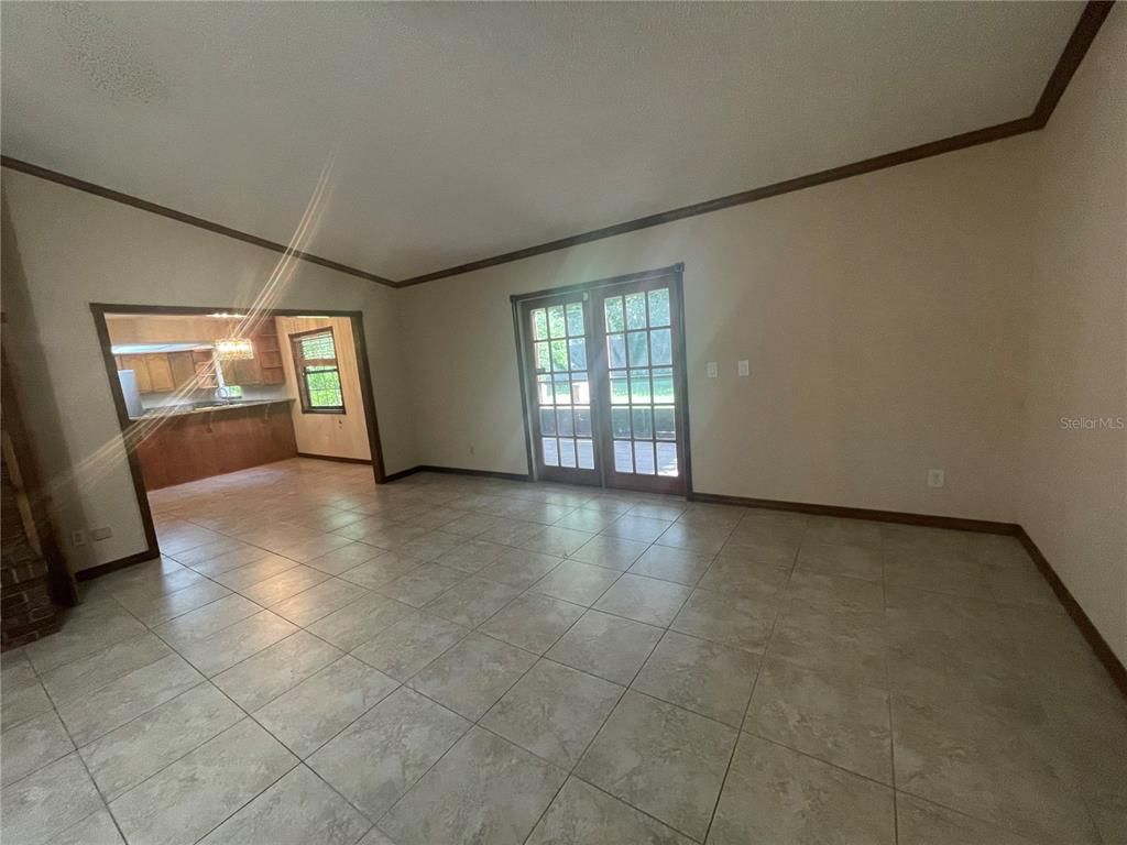Empty room, Interior