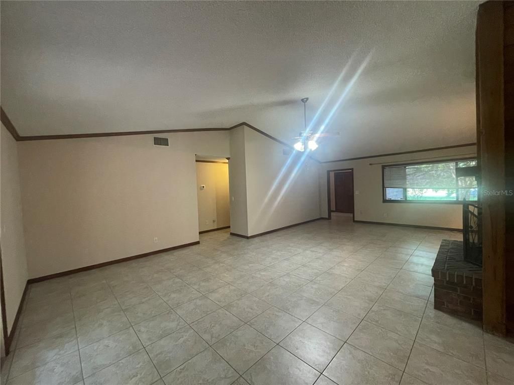 Empty room, Interior