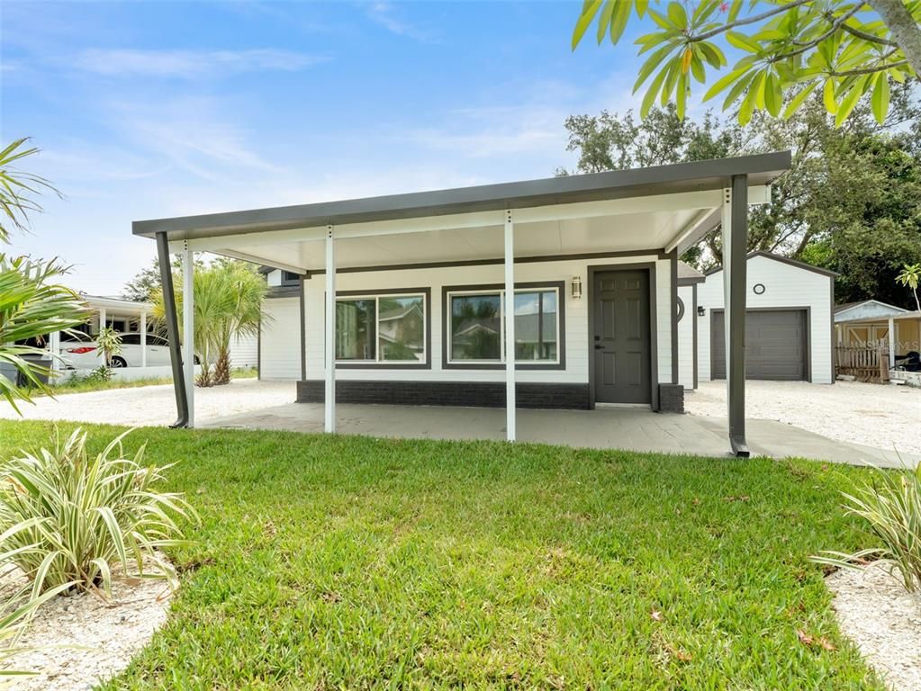 Backyard, Detached Garage, Exterior, Facade, Modern