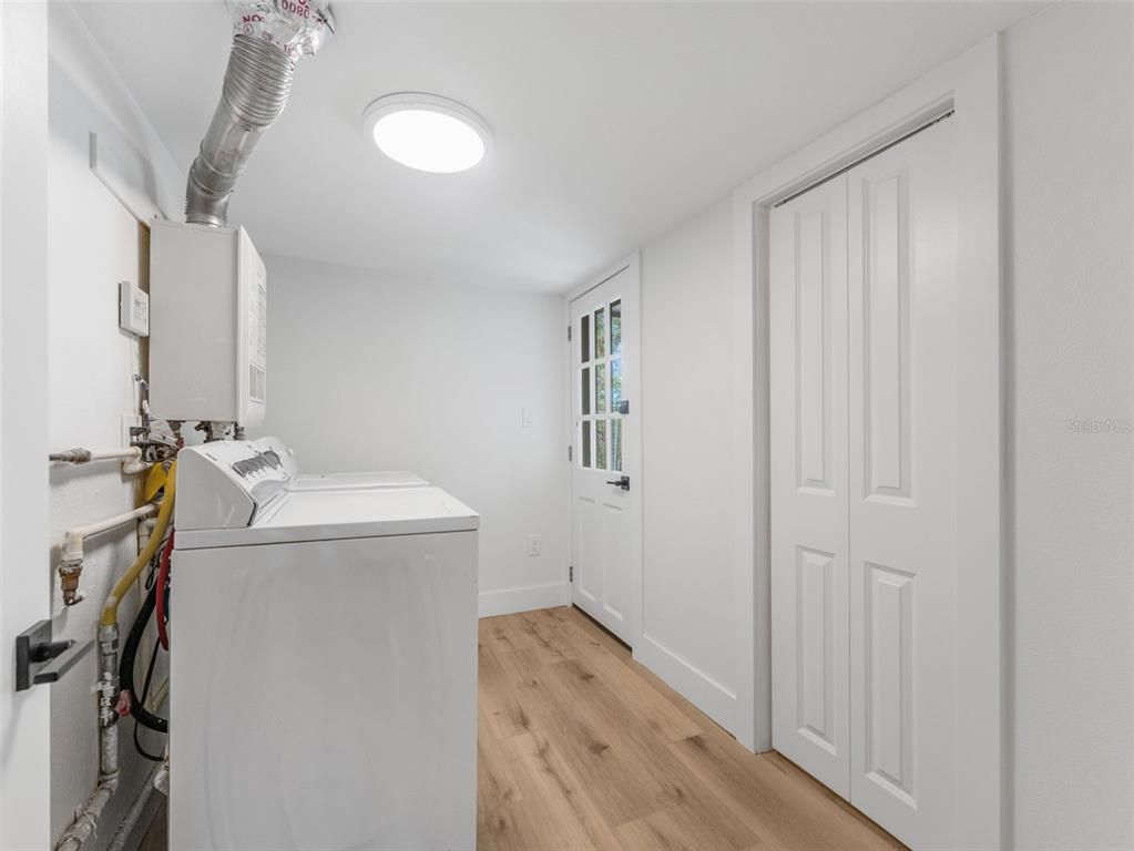 Interior, Washer, Wood Texture Flooring