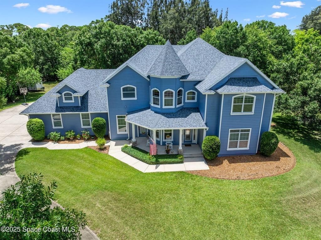 Backyard, Exterior, Facade, Queen Anne Victorian