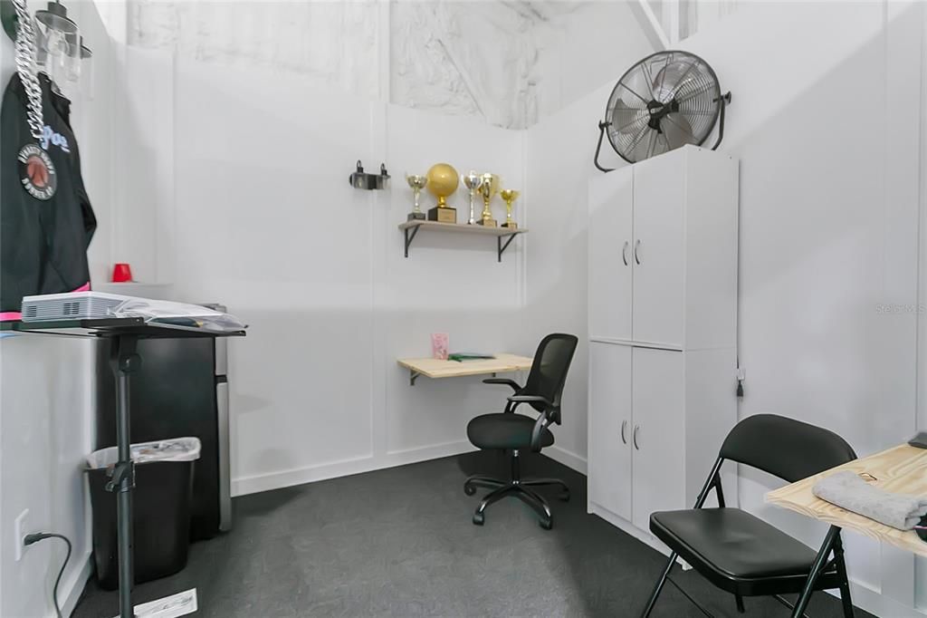 Home Office, Interior