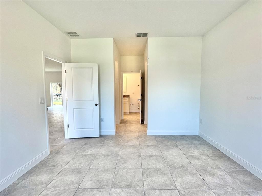 Empty room, Interior