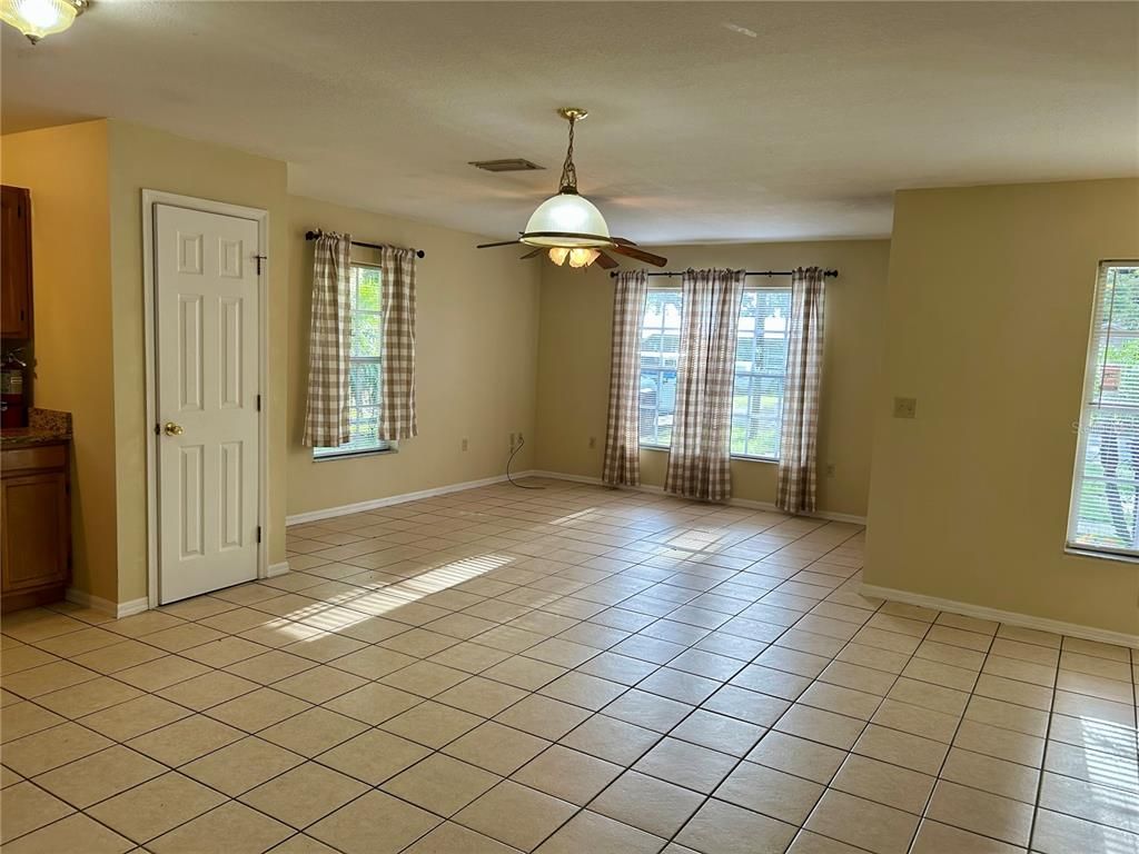Empty room, Interior