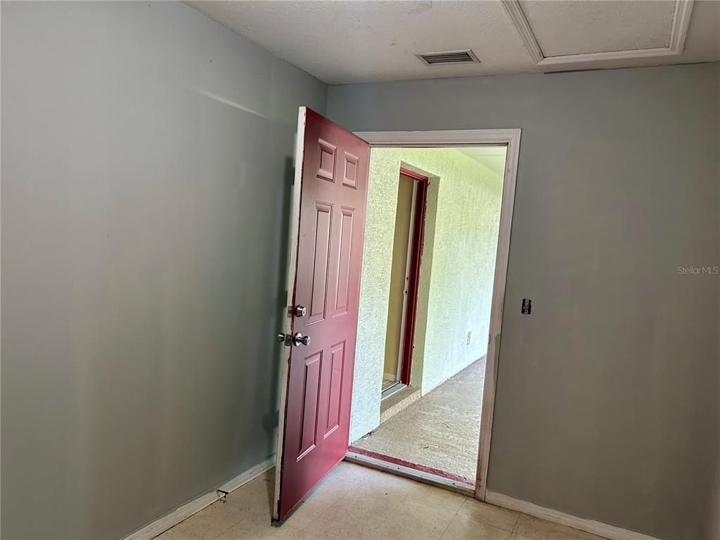 Empty room, Interior