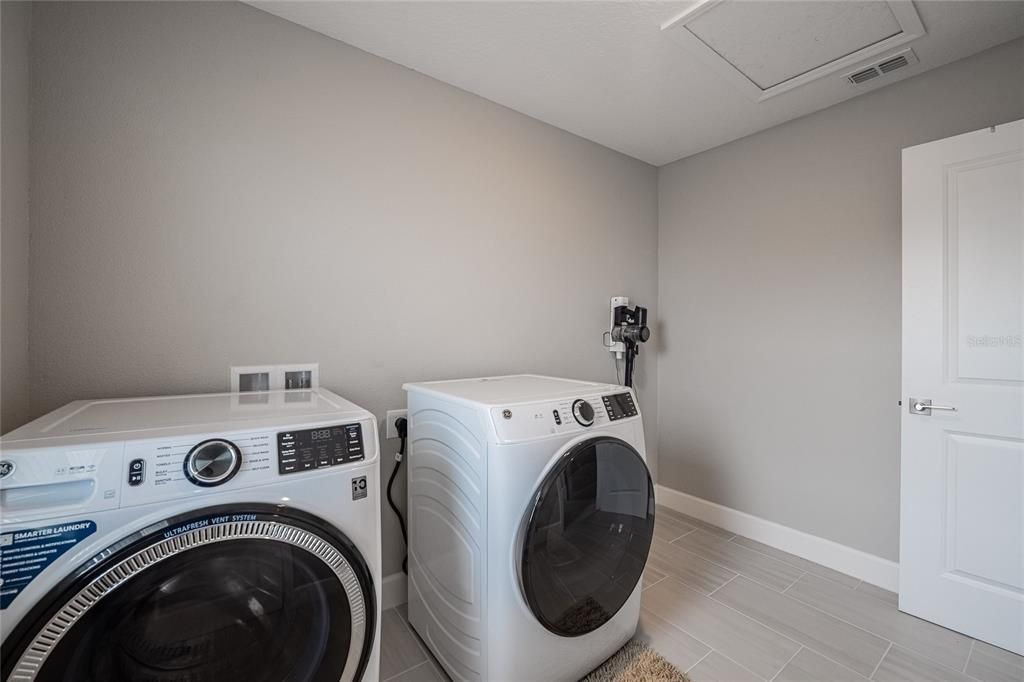 Interior, Washer, Wood Texture Flooring