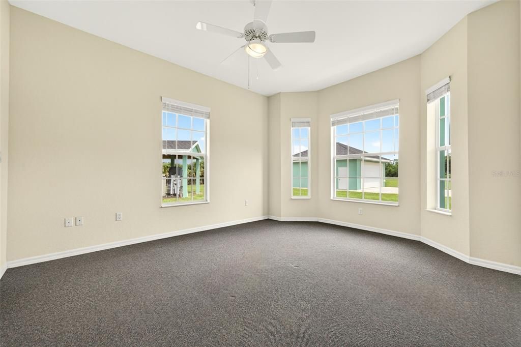 Empty room, Interior