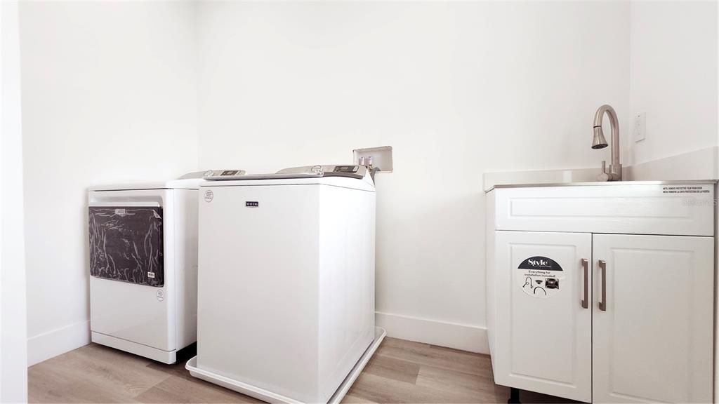 Interior, Washer, Wood Texture Flooring
