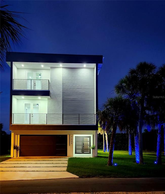 Attached, Exterior, Facade, Modern