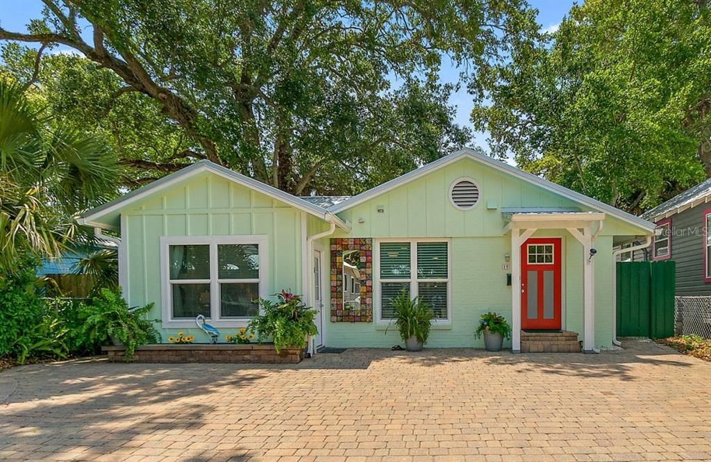 Exterior, Facade, Ranch