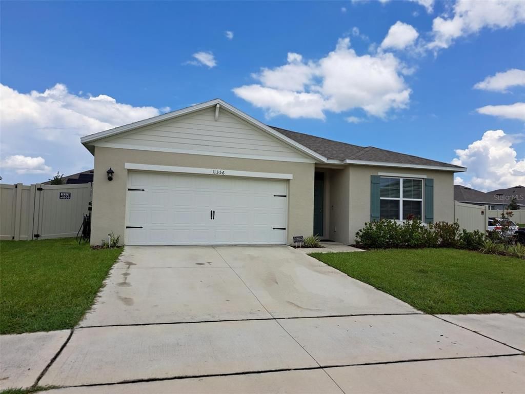 Attached, Exterior, Facade, Ranch