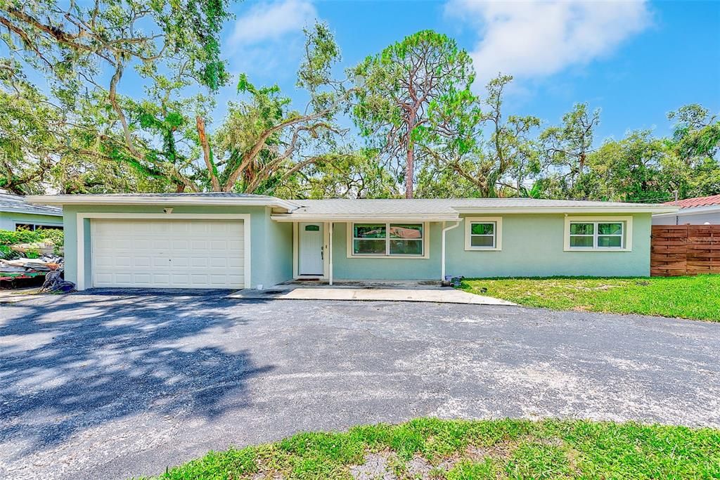 Attached, Exterior, Facade, Ranch