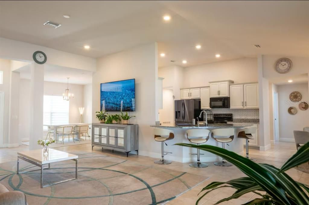 Chandelier, Dining room, Interior, Kitchen, Recessed Lighting, Stainless Steel Appliances