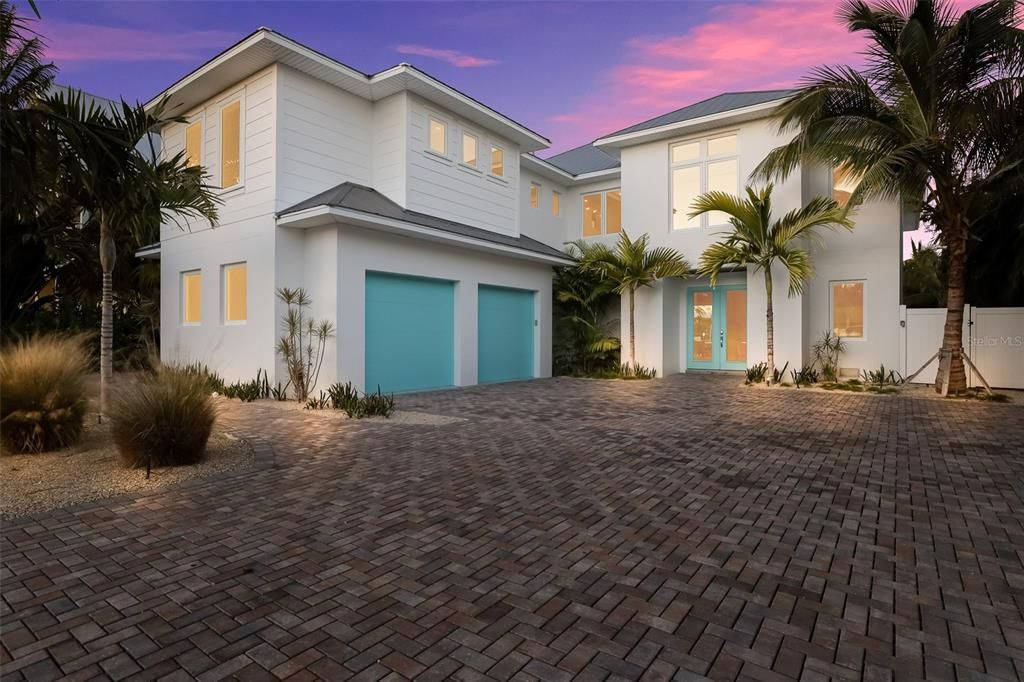 Attached, Exterior, Facade, Modern