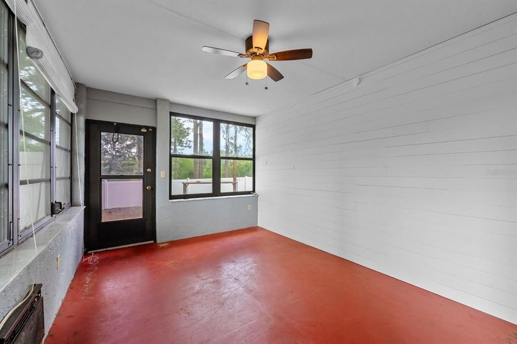 Empty room, Interior